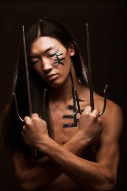 Asyalı çocuk silah ile