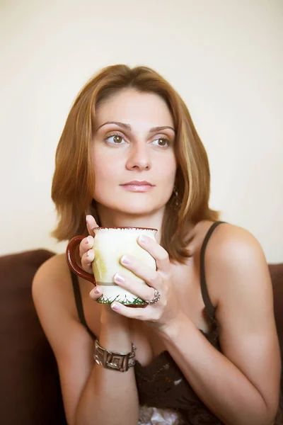 Portret młodej pięknej kobiety z herbatą — Zdjęcie stockowe