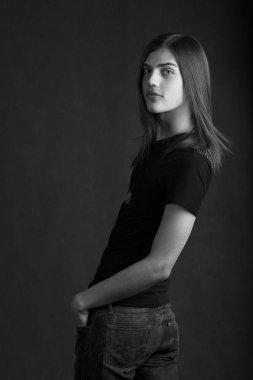 Uzun saçlı genç adam.