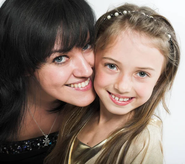 Schöne Mutter und ihre kleine Tochter — Stockfoto