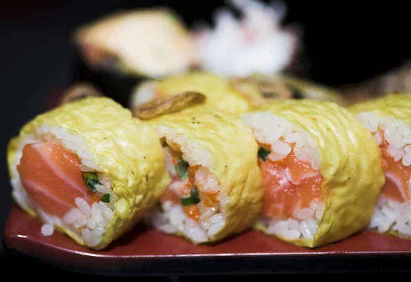 Μεσημεριανό γεύμα με ανάμικτες σούσι, ιαπωνική τροφίμων, στενή μέχρι φωτογραφία — Φωτογραφία Αρχείου