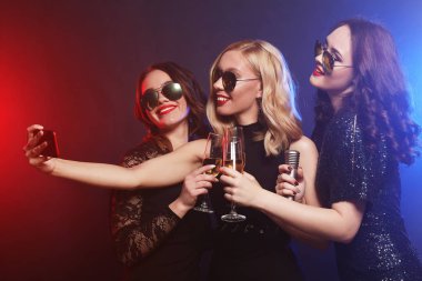 Parti, gülen kızlar Grubu'nun yakın çekim ateş et kendini