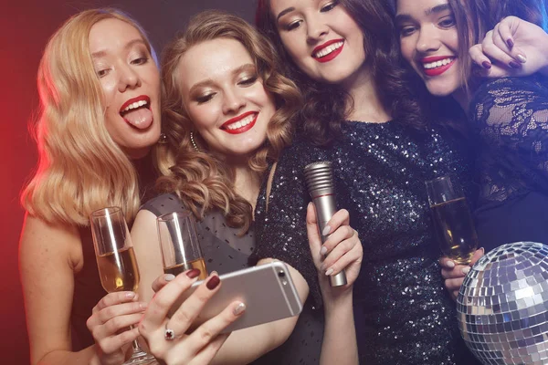 Крупним планом знімок групи смішних дівчат, що мають вечірку, візьміть себе — стокове фото