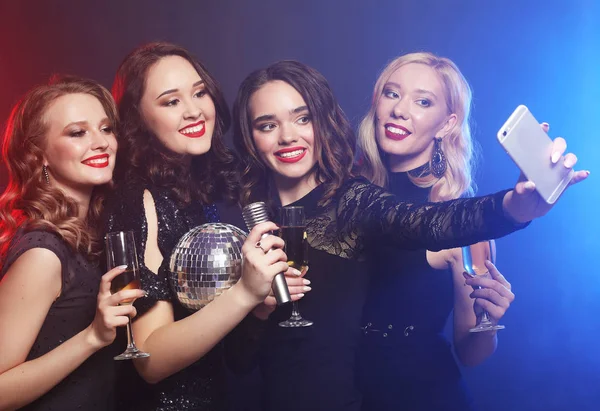 Close-up shot of group of laughing girls having party, take self — Stock Photo, Image