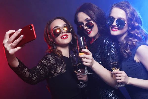 Close-up tiro de grupo de garotas rindo fazendo festa, tomar auto — Fotografia de Stock