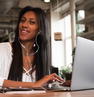 Bir caf oturan gülümseyen genç Afrikalı kadın portresi portre