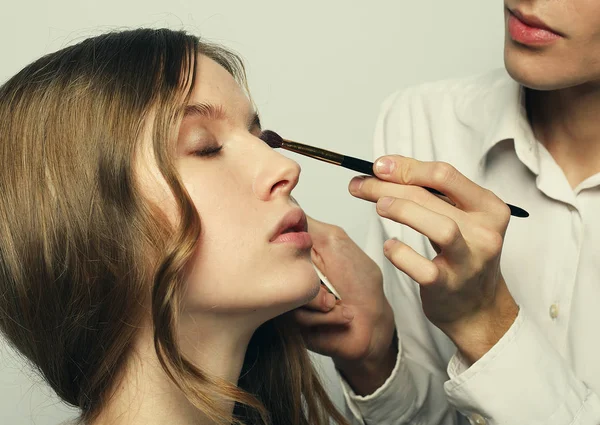 Concepto de belleza: Maquillador haciendo maquillaje — Foto de Stock