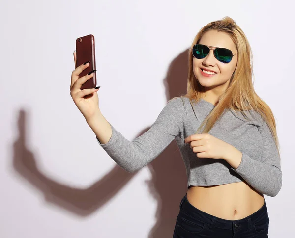 Kadın smartphone üzerinde beyaz bir bac izole selfie fotoğraf yapma — Stok fotoğraf