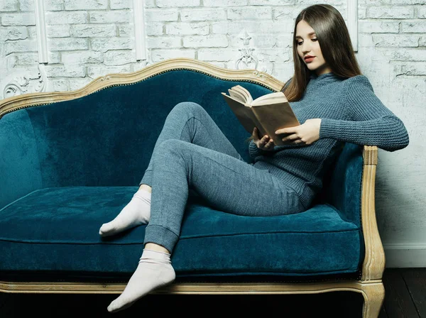 Щаслива жінка розслабляється вдома і читає книгу — стокове фото