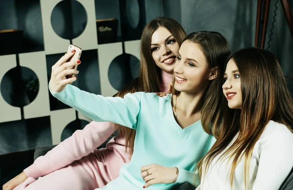 Τεχνολογία, φιλία και άνθρωποι έννοια - ευτυχισμένος φίλους ή έφηβες με smartphone λήψη selfie στο σπίτι — Φωτογραφία Αρχείου