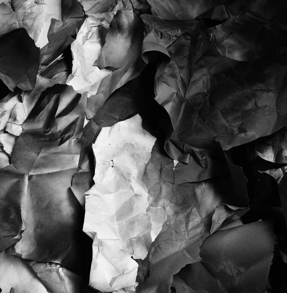 Fundo de fragmentos de papel amassado, preto e branco — Fotografia de Stock