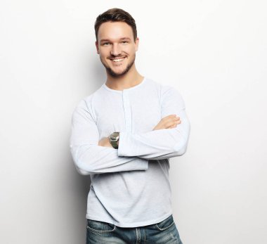 Zarif genç yakışıklı adam. Stüdyo moda portresi.  