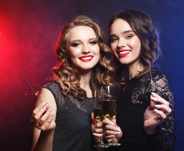 Czas na imprezę. Dwie piękne młode kobiety w kieliszkach do wina i sparingu — Zdjęcie stockowe