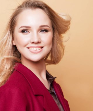 Yaşam tarzı ve insanların konsepti: Genç tatlı, gülümseyen kıvırcık kız