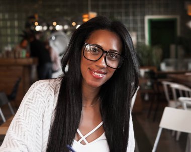 Yaşam tarzı, eğitim ve insan konsepti: Güzel Afrikalı kız