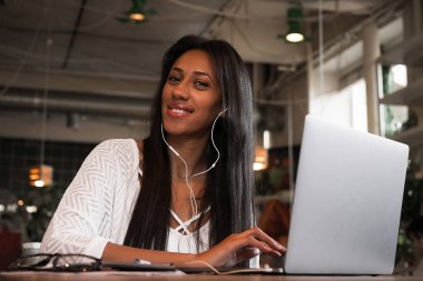 Bir caf oturan gülümseyen genç Afrikalı kadın portresi portre