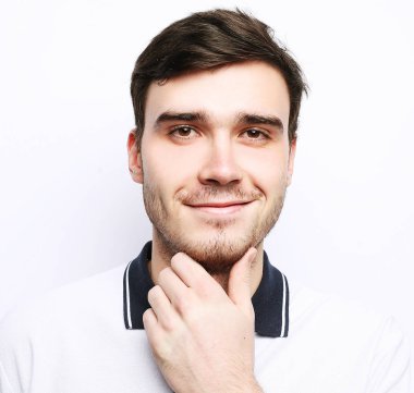 Beyaz arka planda yakışıklı moda adamı