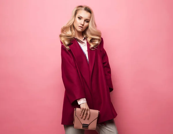 Concepto de moda, gente y estilo de vida: Hermosa mujer larga y rubia pelo rizado usar abrigo de cachemira y bolso de mano. —  Fotos de Stock