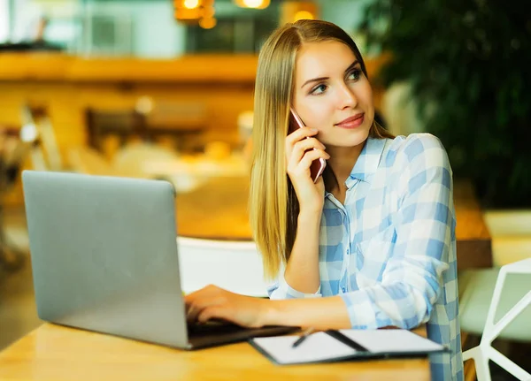 Wooman de negócios usando laptop no café. Jovem bela menina sitti — Fotografia de Stock