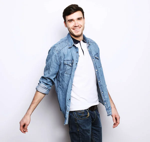 Beyaz arka planda yakışıklı moda adamı