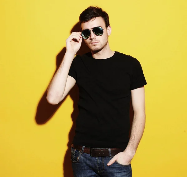 Närbild porträtt av en ung casual man bär solglasögon på dig — Stockfoto