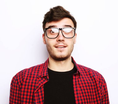 Gözlük takan genç bir adam.