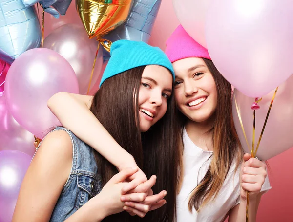 Όμορφα κορίτσια με αερόστατα σε ροζ φόντο — Φωτογραφία Αρχείου