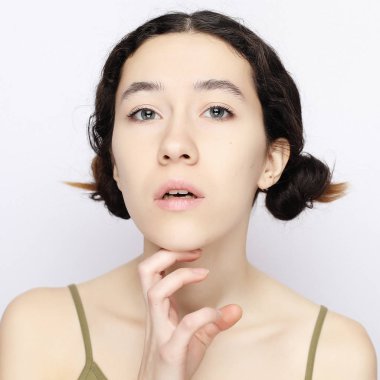 genç esmer model beyaz bir arka plan üzerinde