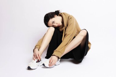 Yaşam tarzı, moda ve insan konsepti: Tam vücut genç moda