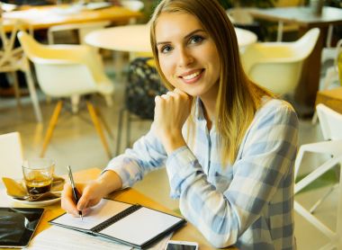 Yetenekli kız öğrenci makale tex kullanarak ev ödevi için oluşturma