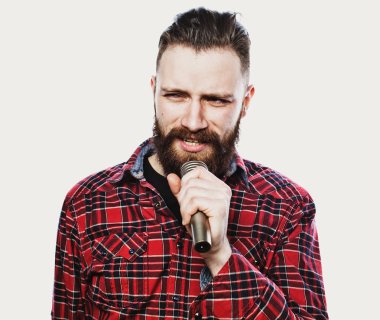  Yakışıklı bir adam mikrofon şarkı görüntüsünü.