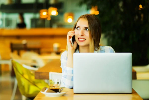 Wooman d'affaires utilisant un ordinateur portable au café. Jeune belle fille sitti — Photo