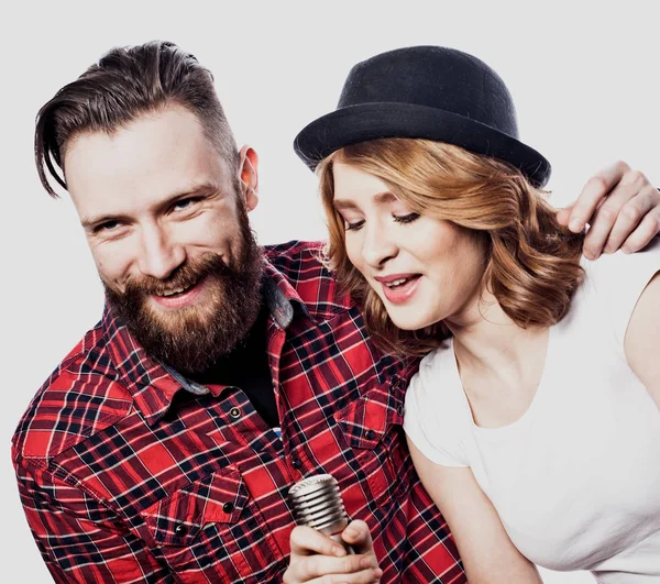 Livsstil och människor koncept: unga par med mikrofon — Stockfoto