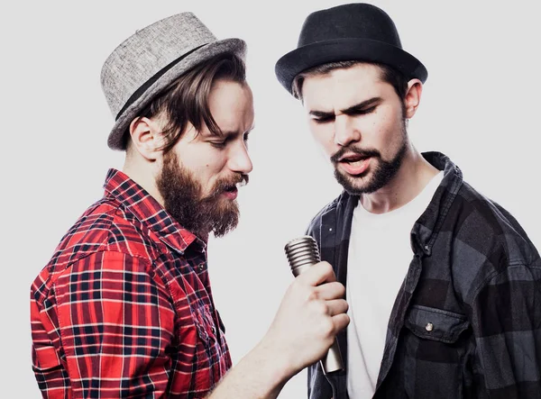 Δύο τύποι τραγουδούν πάνω από λευκό φόντο — Φωτογραφία Αρχείου