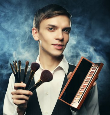 Profesyonel makyaj sanatçısı Studio, poz tutan bir palet 