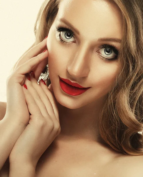 Beautiful young model woman with red lips and curly blond hair — Stock Photo, Image