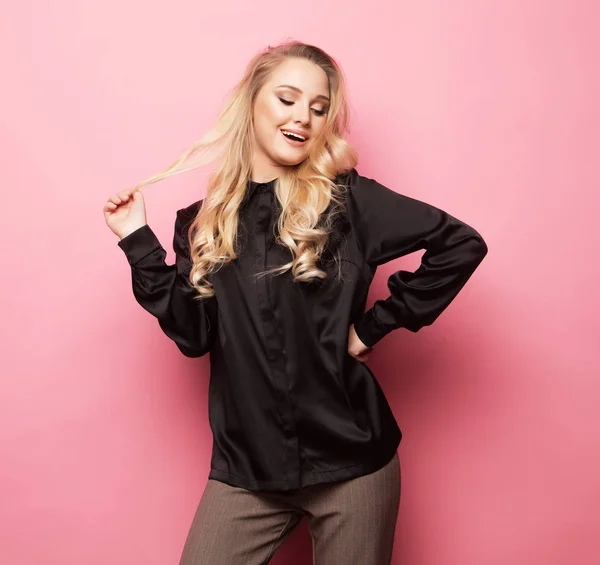 Beautiful model pose for a photo in trendy clothes over pink background — Stock Photo, Image