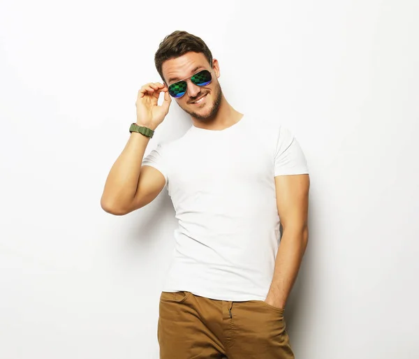 Elegant young handsome manin smart casual wear and sunglasses. — Stock Photo, Image
