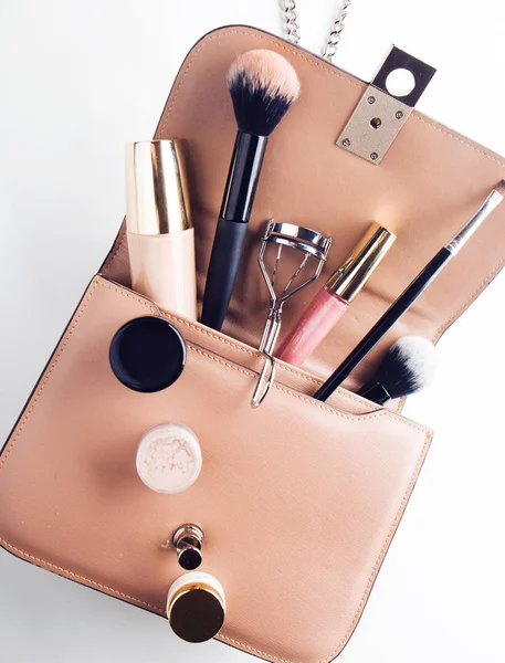 Moda kavramı: düz yatıyordu pembe deri kadın çanta wi açık