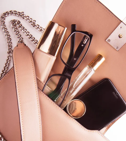 Pose plate de sac femme en cuir rose ouvert avec des cosmétiques, acce — Photo