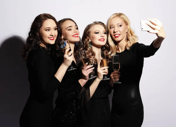 Nahaufnahme einer Gruppe von lachenden Mädchen, die Party machen, sich selbst nehmen — Stockfoto