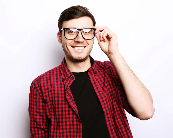 Gözlük takan genç bir adam.
