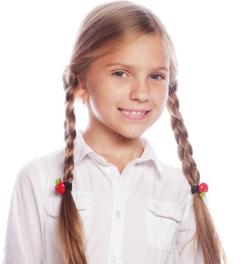 Üzerinde beyaz backgro izole pigtails gülümseyen sevimli sarışın kız