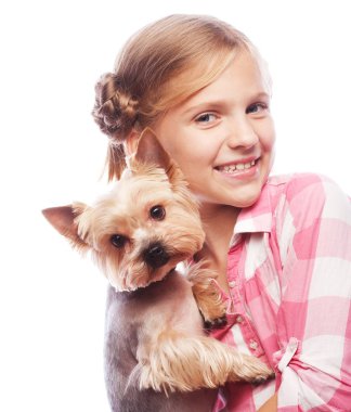 Güzel Yorkshire teriyeri köpeğini tutan mutlu kız. İzole edilmiş