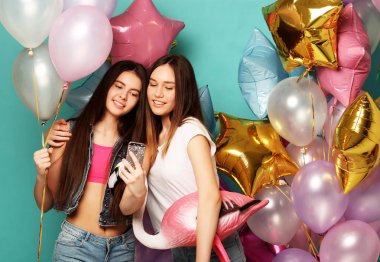 Yaşam tarzı, arkadaşlar ve insanlar konsepti: hippi kızların en iyi arkadaşı 