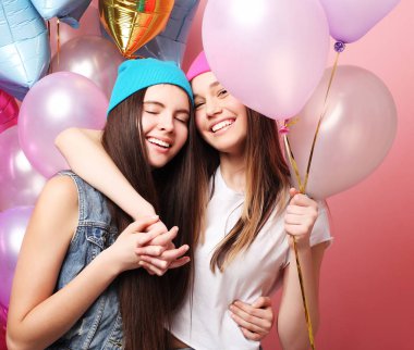 Yaşam tarzı, arkadaşlar ve insanlar konsepti: hippi kızların en iyi arkadaşı 