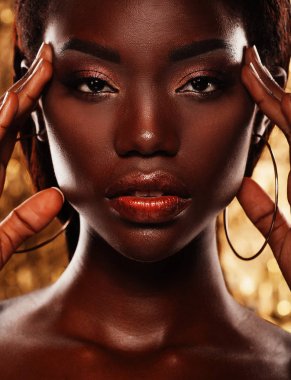 Altın arka planda şehvetli Afrikalı genç bir kadının portresi