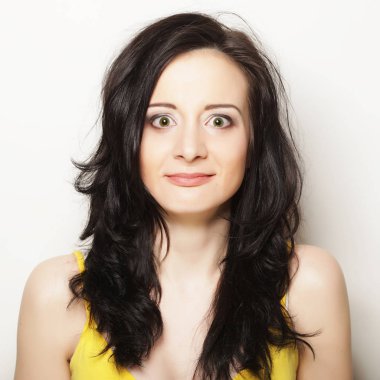 Gülümseyen esmer kız portresini kapat.