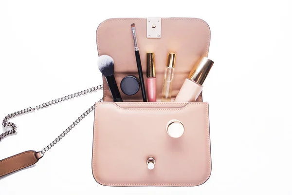 Make-up-Produkte mit Kosmetiktasche auf weißem Hintergrund — Stockfoto