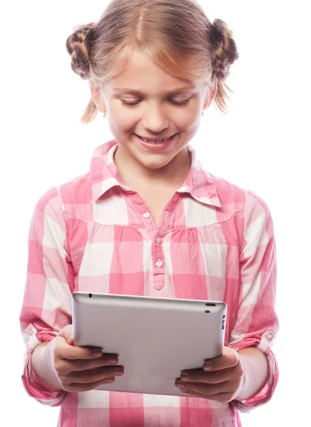 小女孩一边笑一边用数码平板电脑 — 图库照片